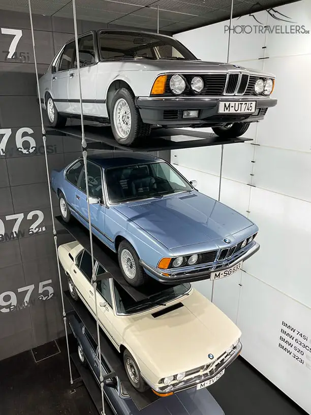 Vier BMW im BMW-Museum in München