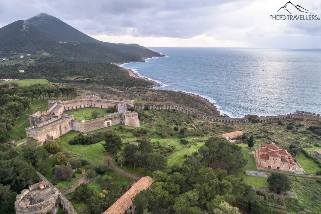 Blick von oben aufs Meer und die Burg Pylos