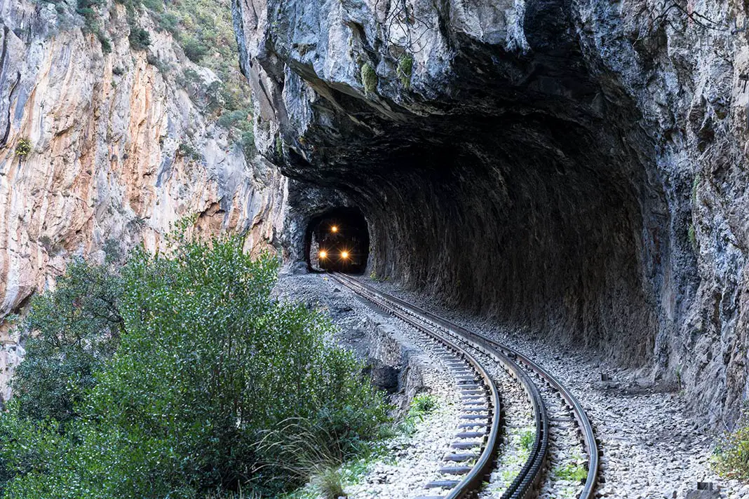 Der Zug in der Vouraikos Schlucht in einem Tunnel