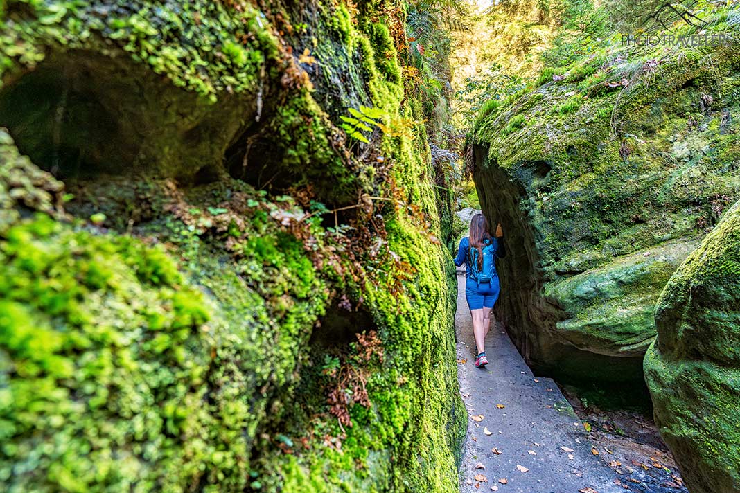 Reisebloggerin Biggi Bauer in einer engen Felsspalte, Sächsische Schweiz