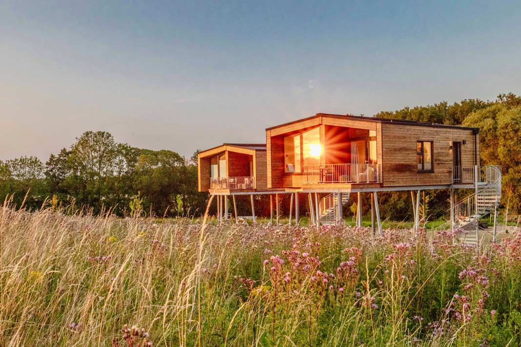 Ostsee Baumhaushotel im Abendlicht