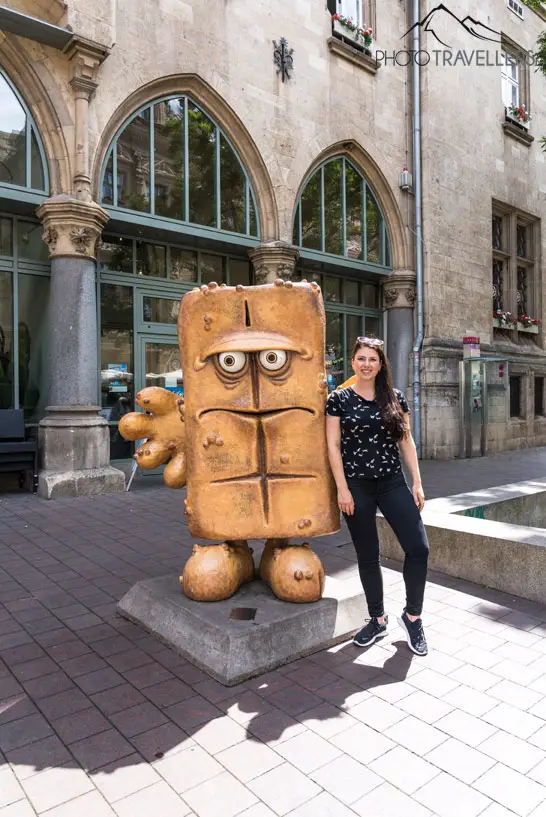 Biggi mit der KiKa-Figur "Bernd das Brot" in Erfurt