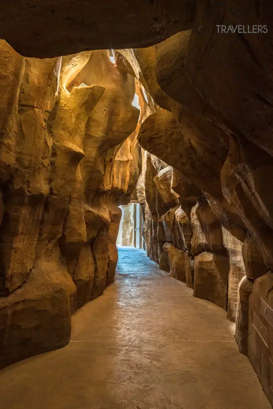 Der Zugang zum Wüstenhaus im Danakil erinnert an eine Höhle in der Wüste