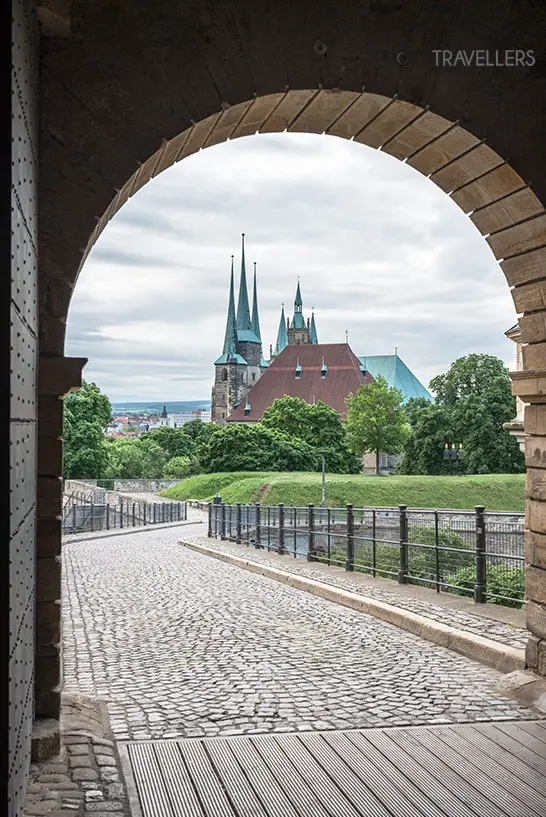 Der Blick aus dem Tor der Zitadelle Petersberg auf den Erfurter Dom