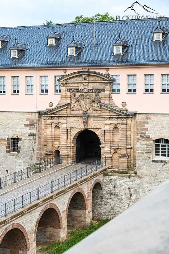 Der Eingang zur Zitadelle Petersberg