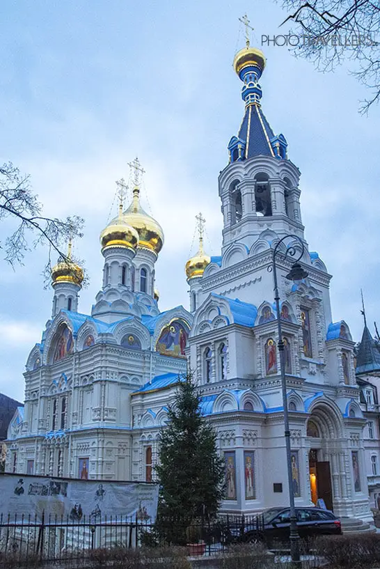 Blick auf die goldenen Kuppeln der Kirche Peter und Paul in Karlsbad