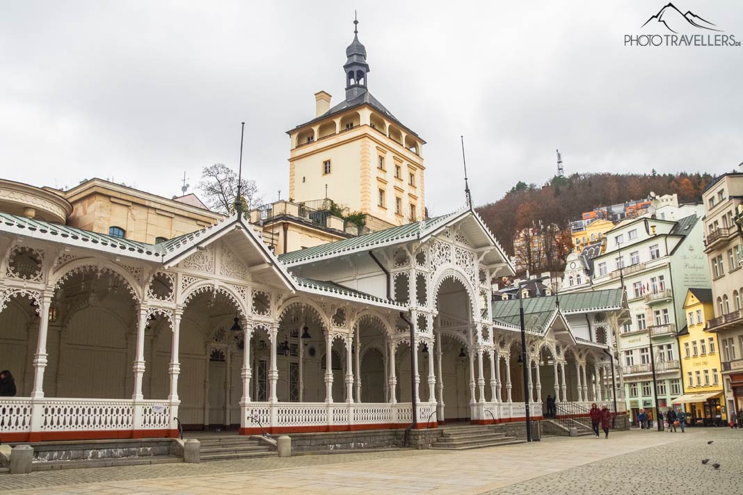 Blick auf die Marktkollonade mit Säulen und Gängen