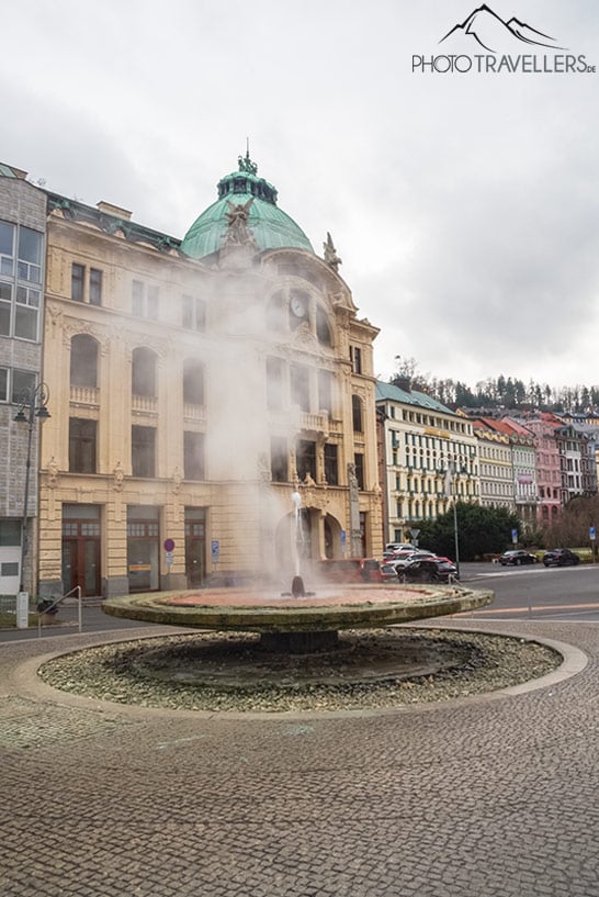 Der Sprudel schießt in die Höhe vor dem Gebäude