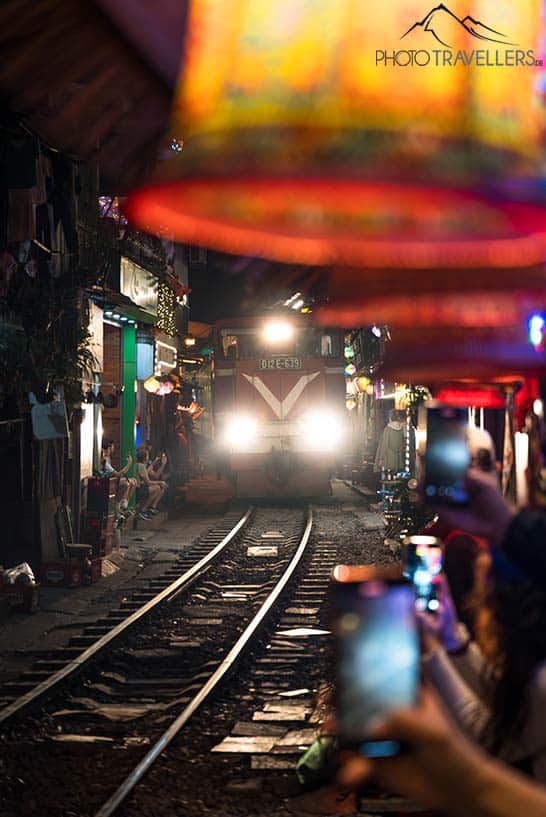 Zug in der Train Street in Hanoi