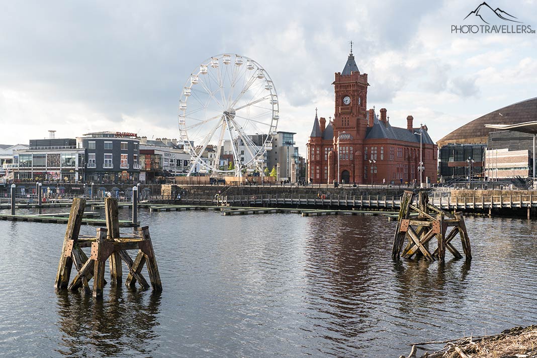 Der Blick auf das Pierhead Building und das Riesenrad in Cardiff