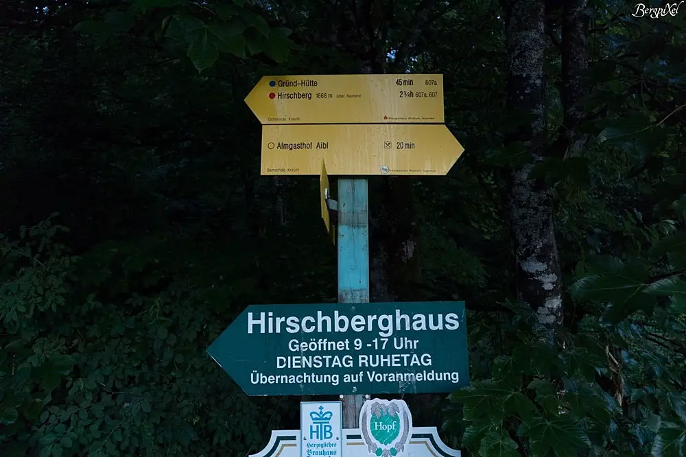 Ein Wegweiser zum Hirschberg
