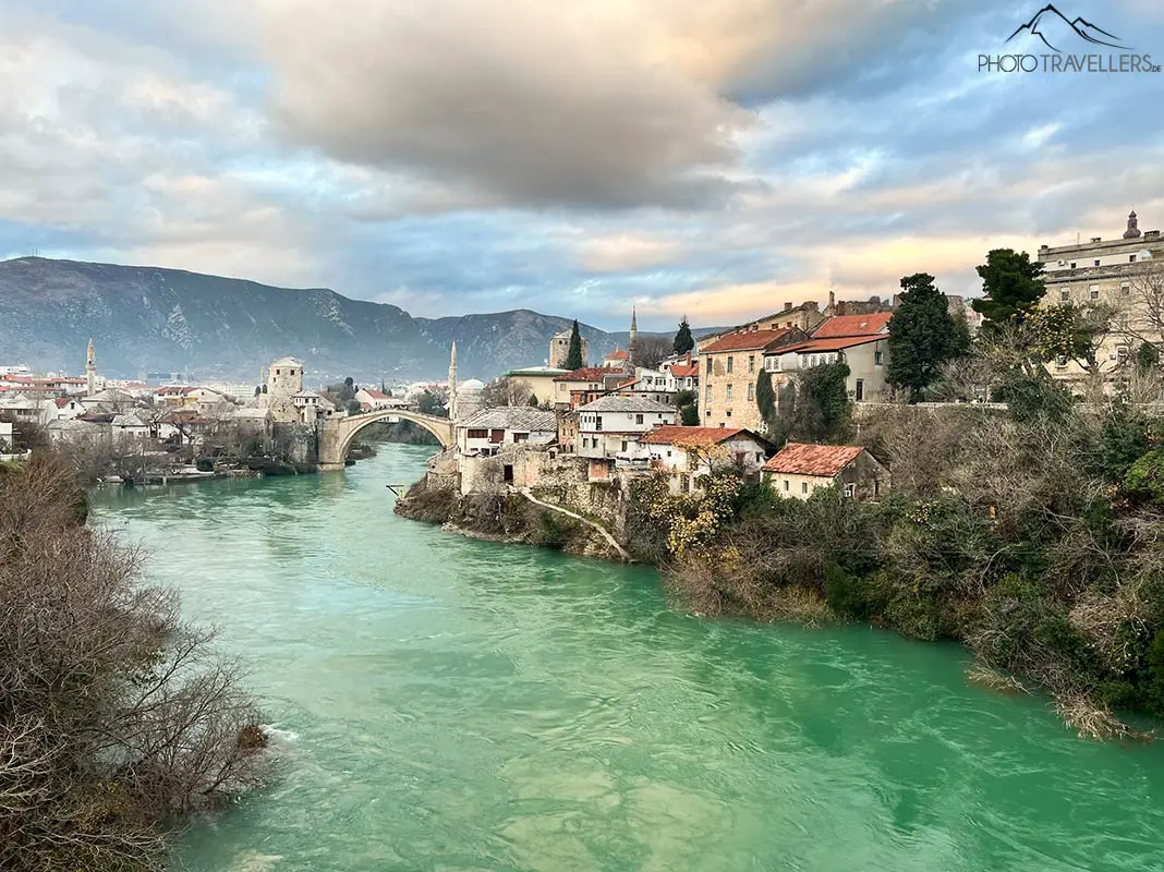 Blick auf die bekannte Brücke Stari Most in Mostar in Bosnien