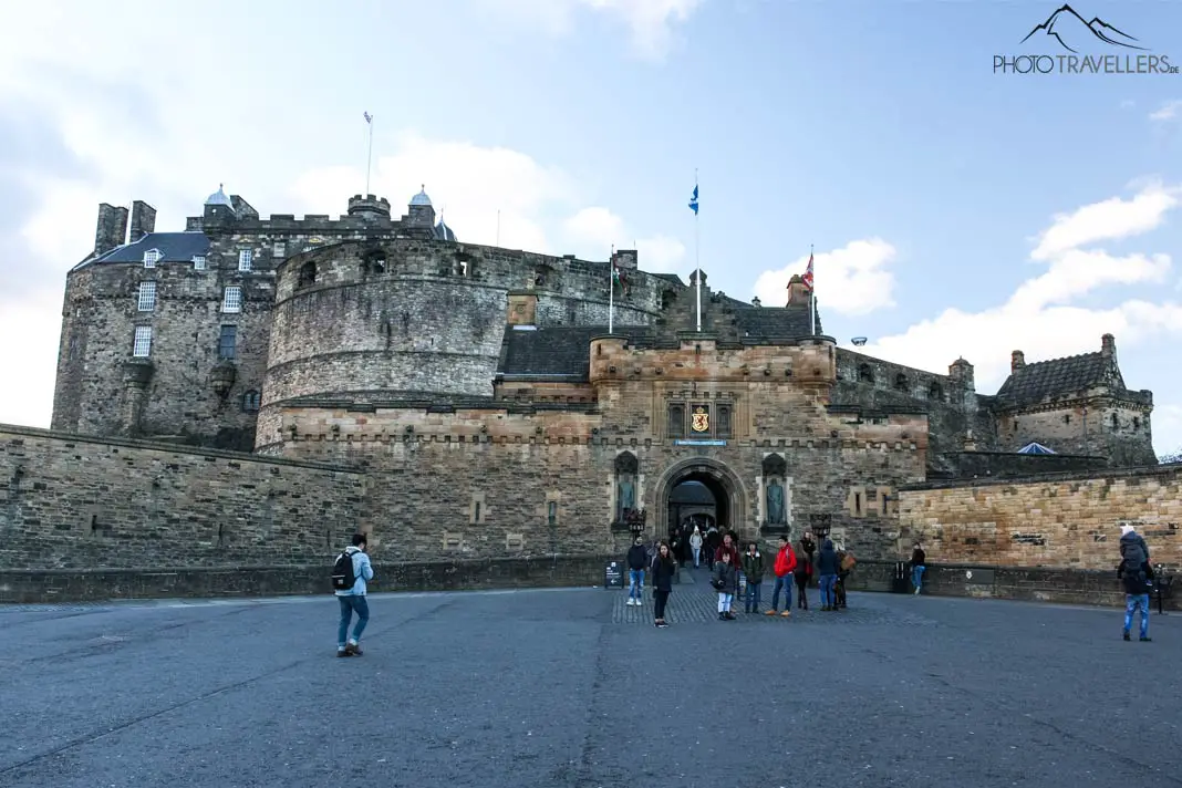 Blick auf das Edinburgh Castle bei blauem Himmel