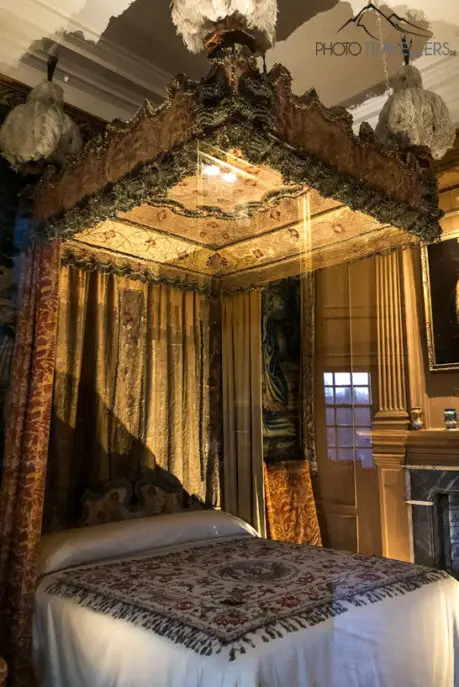 The four-poster bed in the northwest tower 
