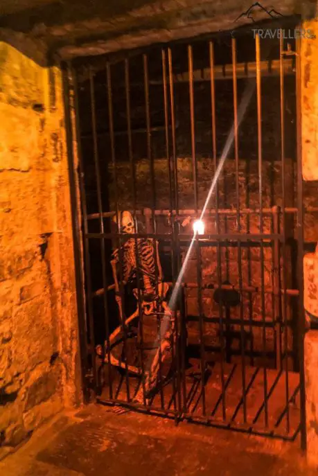 Blick auf ein Gefängnis mit Skelett in den Katakomben in Edinburgh