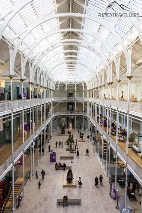 Blick in die riesige Halle des Nationalmuseums Schottland in Edinburgh