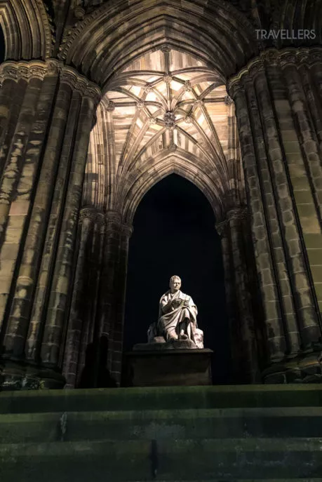 Blick auf die beleuchtete Sir Walter Scott Statue in der Nacht