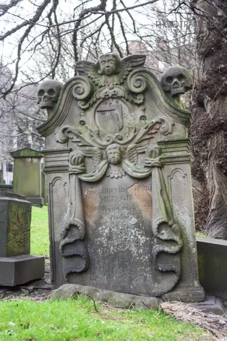 Ein Grabstein auf dem St. Cuthbert's Kirkyard