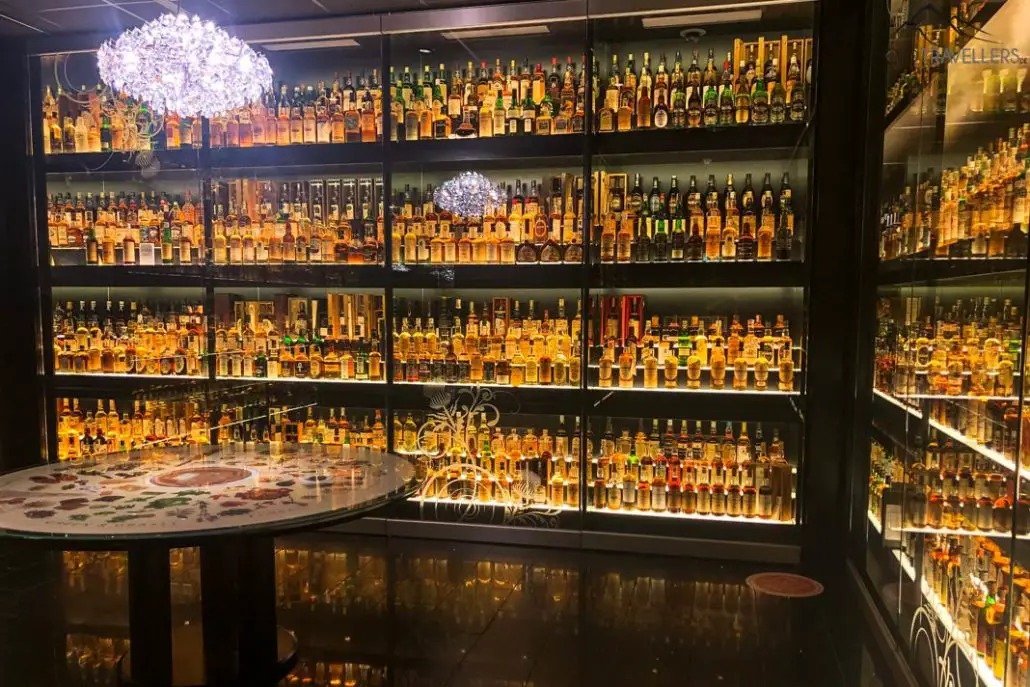 Blick auf die Whisky Sammlung von Claive Vidiz - ein Geheimtipp