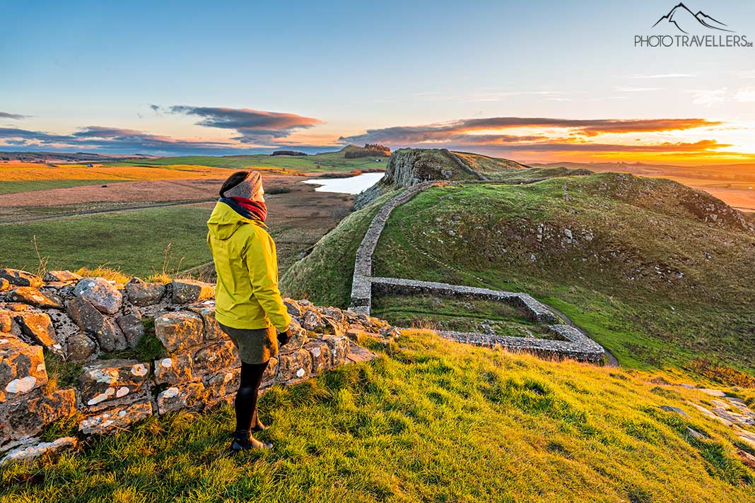 england-hadrianswall Reisebloggerin Biggi Bauer steht im Morgenlicht am Hadrianswall in England und blickt über die Landschaft