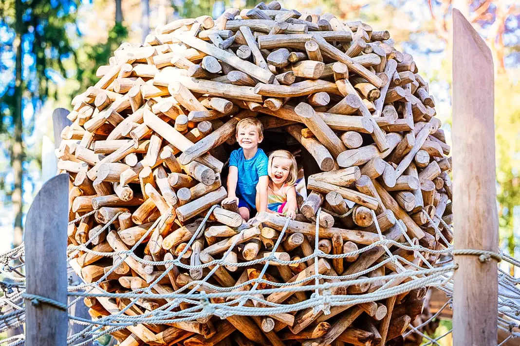 Kinder im Baum-Nest in Bad Lippspringe in NRW