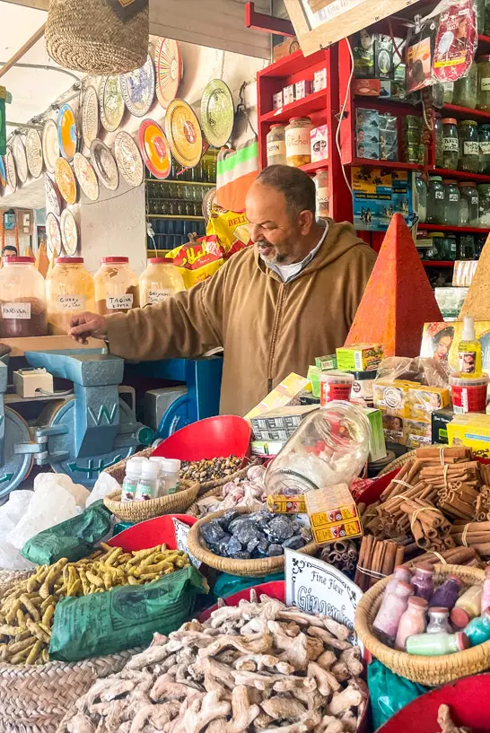 Blick auf Händler und Gewürze in der Stadt Essaouira in Marokko
