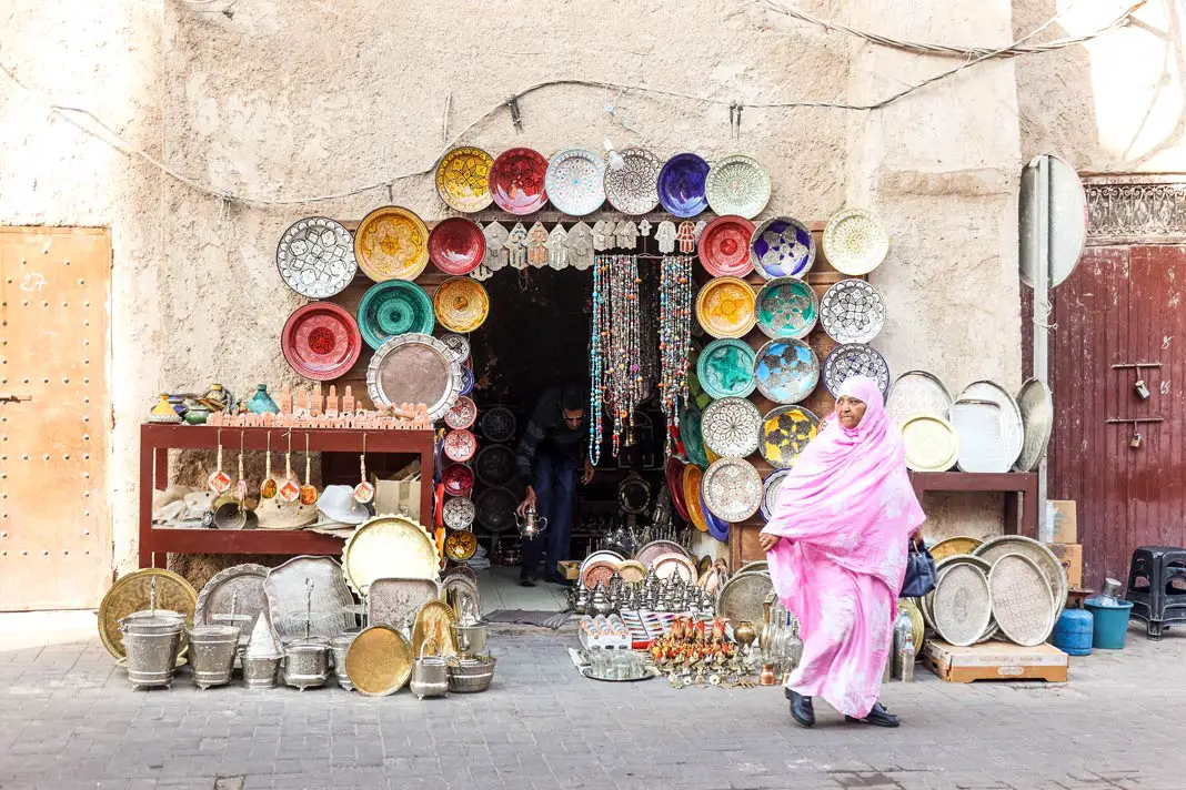 Frau vor Geschäft in Marrakesch