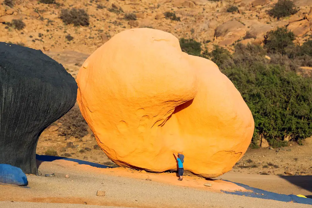 Blick auf einen in der Farbe orange gestrichenen Felsen