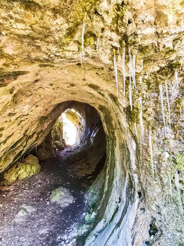Eiszapfen in der Pferdsloch Höhle in Franken