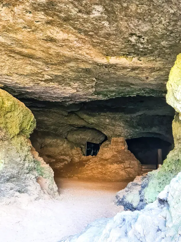 Die Sophienhöhle mit dem markanten Stalagmit