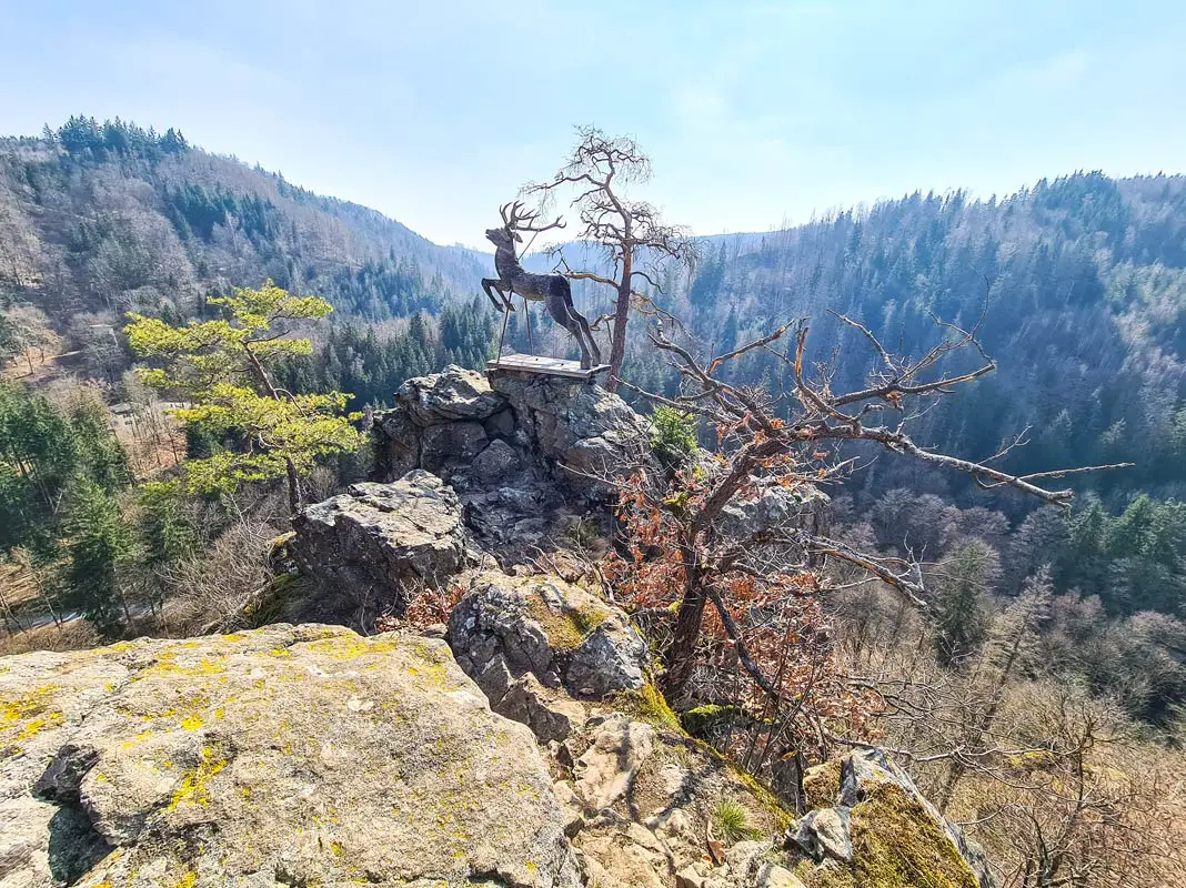 Die Figur eines Hirschen, der zum Sprung ansetzt am sogenannten Hirschsprung in Franken