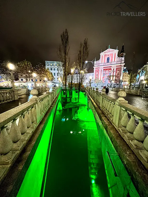Die "Drei Brücken" in Ljubljana in grünem LED-Licht