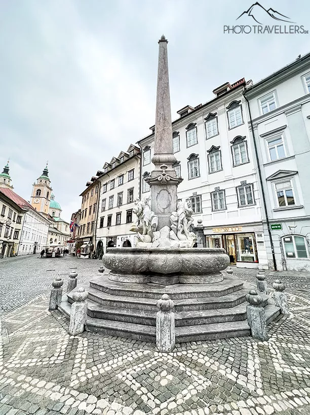 Der Robba Brunnen in der Altstadt von Ljubljana