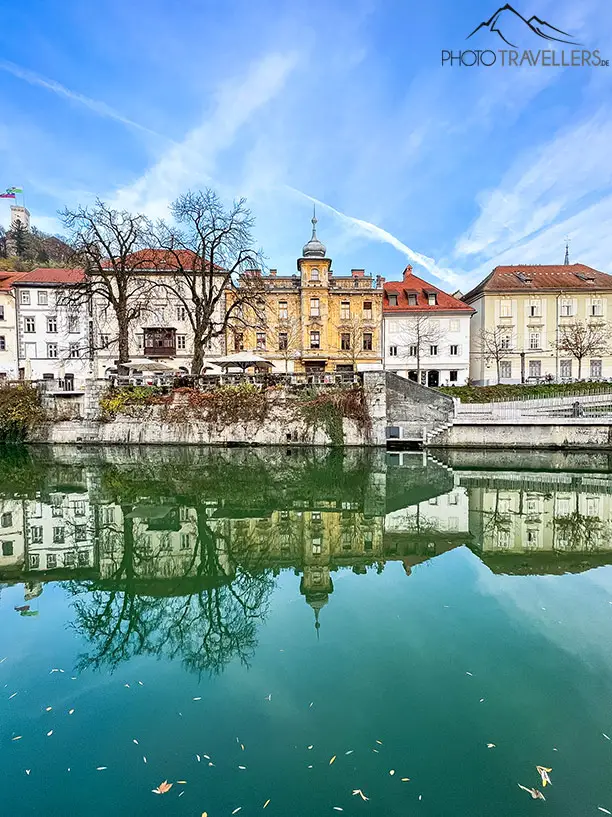 Eine bunte Häuserzeile am Fluss in Ljubljana