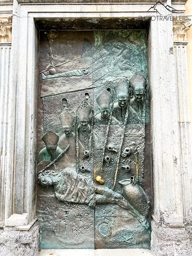 Eine prunkvoll verzierte Tür am Dom in Ljubljana