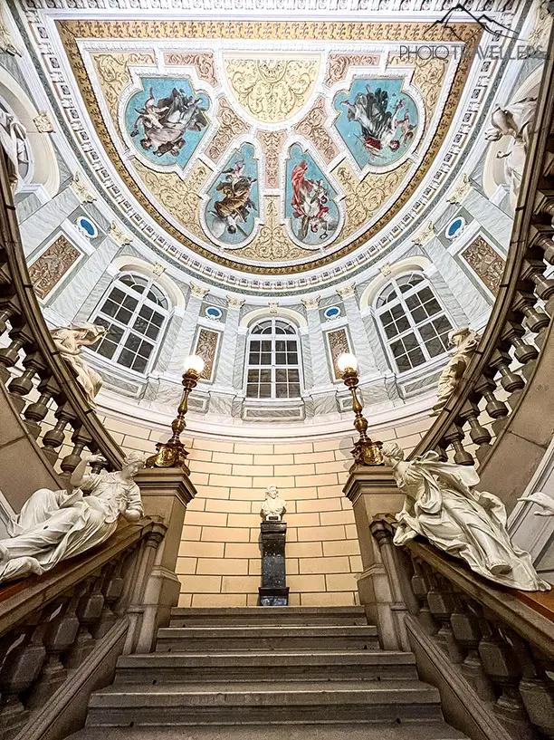Der imposante Treppenaufgang im Slowenischen Nationalmuseum