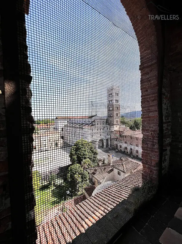 Der Blick vom Turm der Chiesa dei Santi Giovanni e Reparata auf die Kathedrale in Lucca