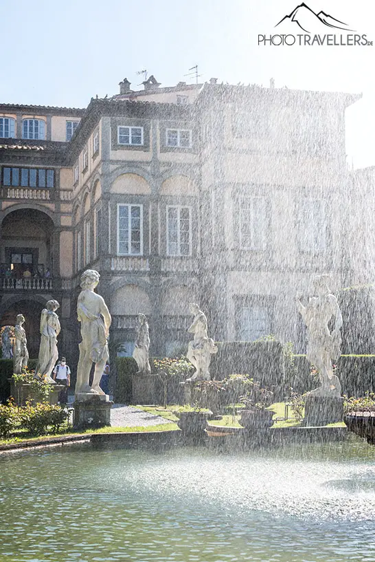Der Springbrunnen mit Statuen im Palazzo Pfanner