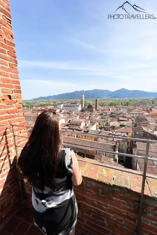 Biggi blickt vom Torre Delle Ore über Lucca