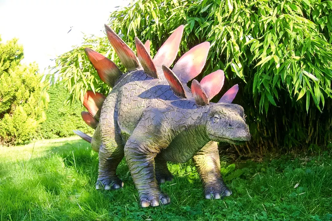 Eine Dinosaurier-Figur im Dinowäldchen Eckartsberga