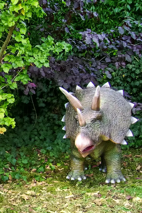 Dino-Figur im Dinoweltwäldchen Eckartsberga in Sachsen-Anhalt