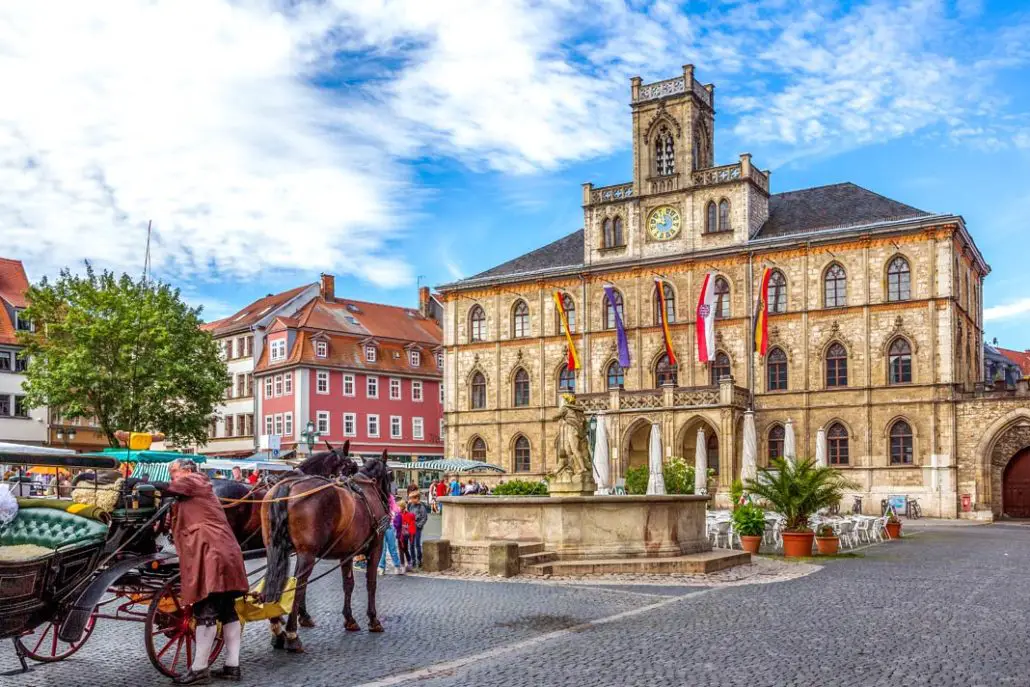 Der Marktplatz in Weimar mit Rathaus, Kutsche und Brunnen