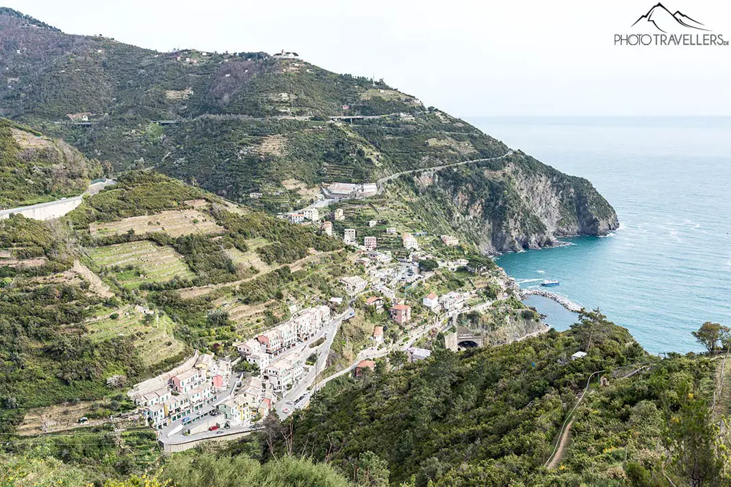 Der Blick vom Höhenweg auf Riomaggiore