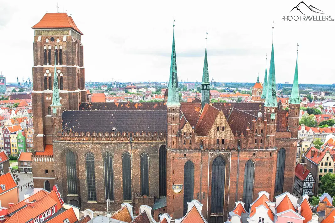 Blick von oben auf die Marienkirche - die Top-Sehenswürdigkeit in Danzig