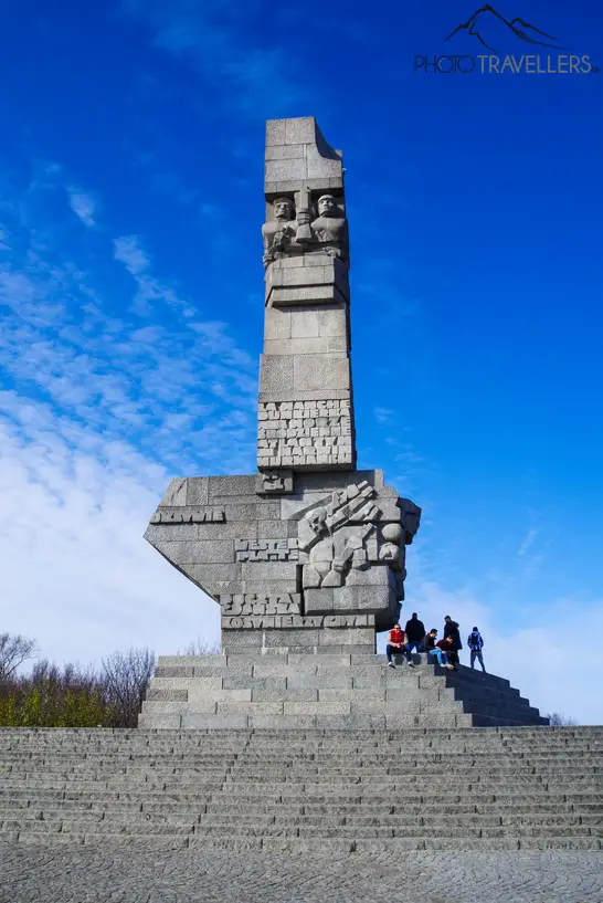 Das Westerplatte Denkmal mit blauem Himmel