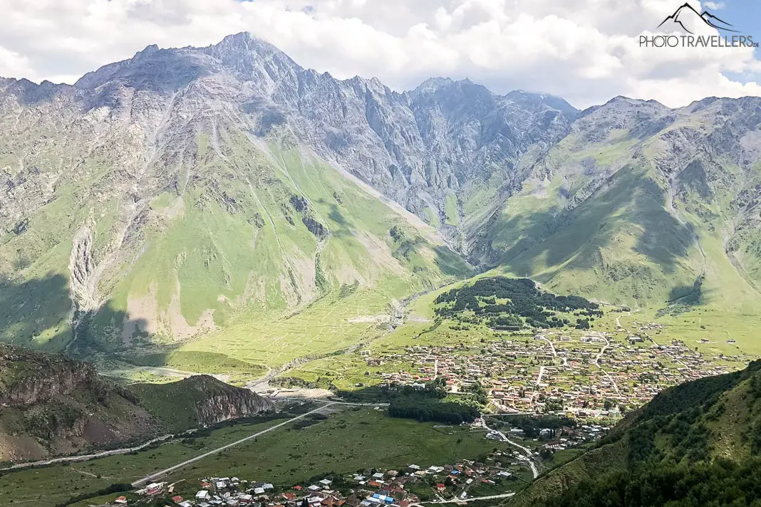 Georgien mit Blick auf Berge in Stepanzminda/Qasbegi