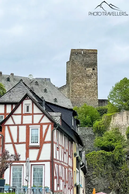 Blick auf die Burg Runkel mit Fachwerkhaus im Vordergrund
