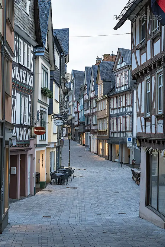 Blick in eine lange Straße mit Fachwerkhäusern in Wetzlar