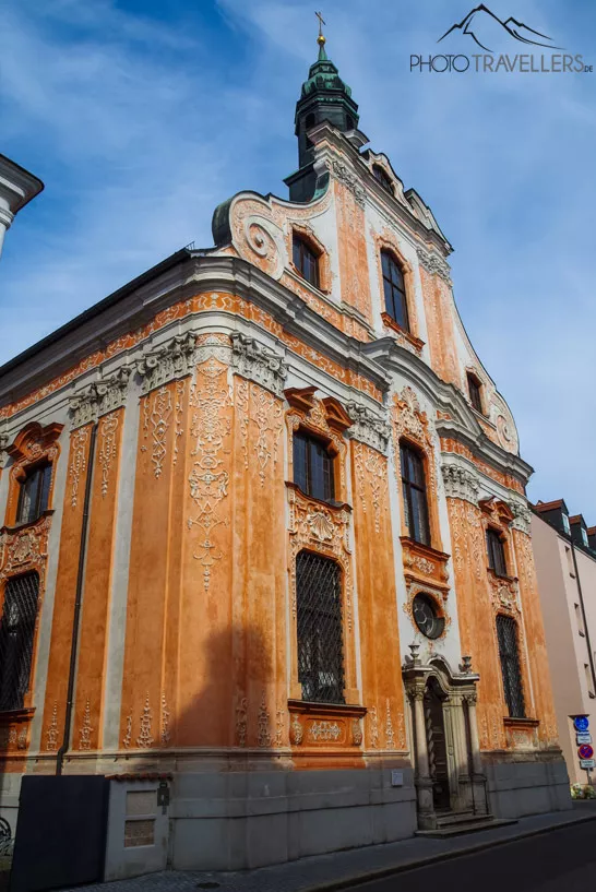 Die orange Fassade der Asamkirche in Ingolstadt