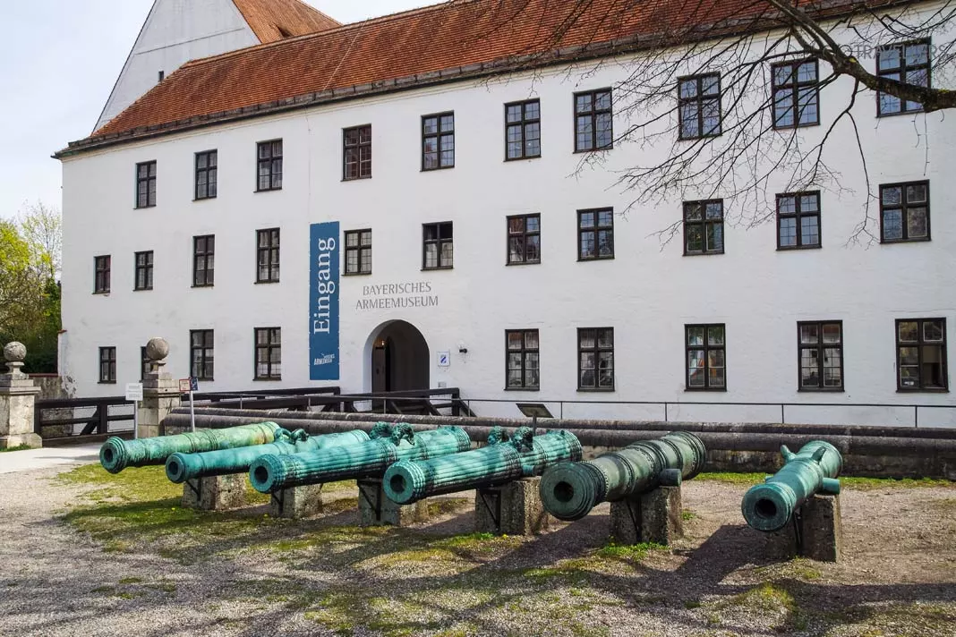 Blick auf die Kanonen vor dem Bayerischen Armeemuseum